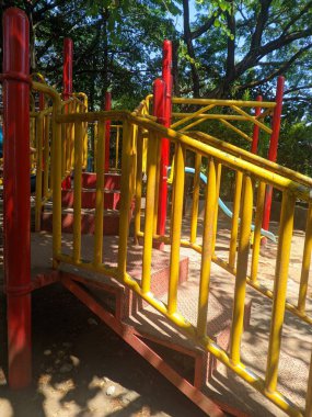 Parktaki çocuk parkı.