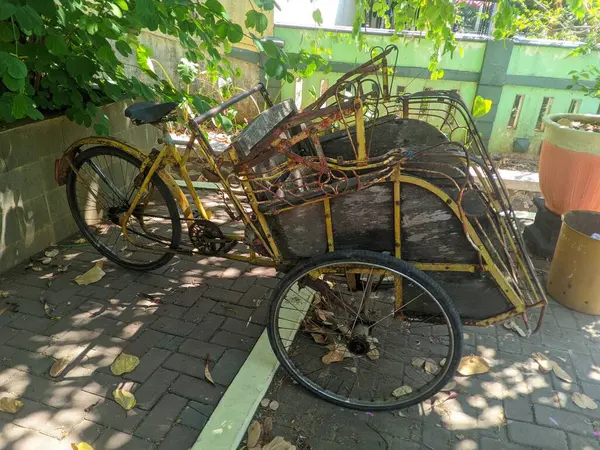Çocuk taksisi veya becak Endonezya 2 'den geleneksel ulaşım araçlarından biridir.