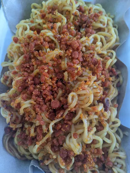 Ev yapımı köpük kabın içine serpilmiş kızarmış soğanlı kızarmış şehriye.