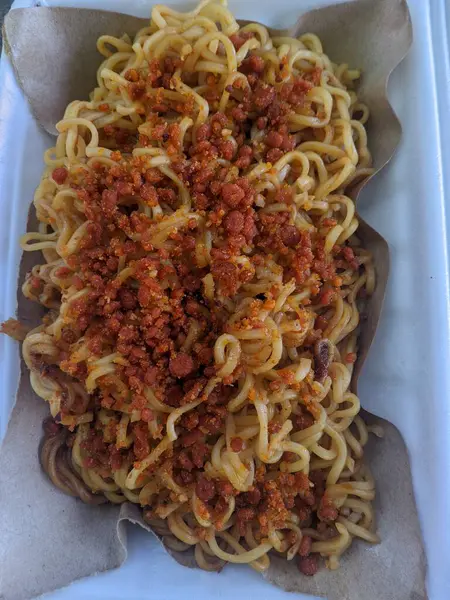 2 numaralı ev yapımı köpüklü konteynıra kızarmış soğan serpiştirilmiş erişte.