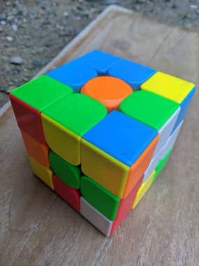 Rubik, motor becerilerini geliştirmek için bir oyuncak. Döndürme ve düzenleme Rubik el-göz koordinasyonu 2 geliştirebilir