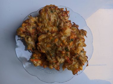 Mısır böreği, mısır, un, tavuk yumurtası ve kızartılmış mısırdan yapılan yemektir. Bu yemek Endonezya 3 'ten geliyor.