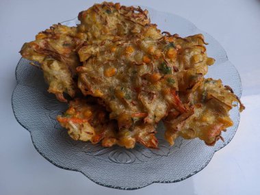 Mısır böreği, mısır, un, tavuk yumurtası ve kızartılmış mısırdan yapılan yemektir. Bu yemek Endonezya 2 'den geliyor.