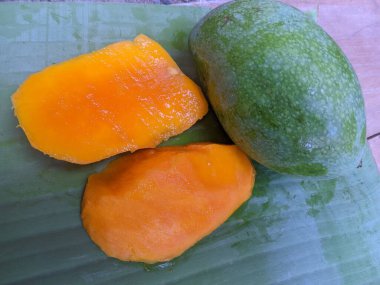 Mango meyvesi yemeye hazır, sağlığa iyi gelir.