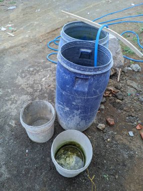 İnşaat sırasında kum ve çimentoyu karıştırmak için kullanılan bir su deposu.