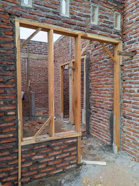 Duvarları kırmızı tuğladan yapılmış minimalist ev hala 3. aşamada.