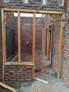 Duvarları kırmızı tuğladan yapılmış minimalist ev hala 1. aşamada.