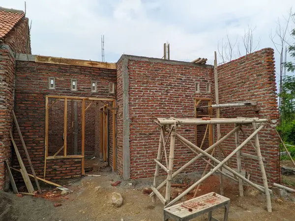 Duvarları kırmızı tuğladan yapılmış minimalist ev hala 4. aşamada.