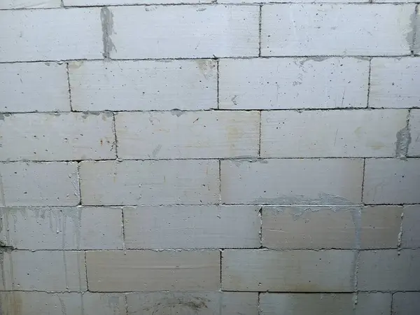 Evin duvarları hafif tuğlalardan ya da hebel 1 'den yapılmıştır.