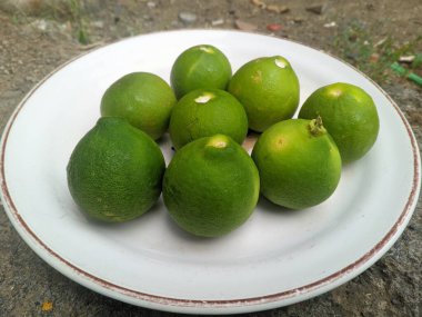 Lime (Citrus aurantifolia) C vitamini içerir ve bağışıklık sistemini güçlendirmek için bir antioksidan kaynağıdır.