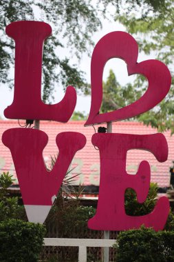 Beyaz arkaplanı olan kırmızı kalp