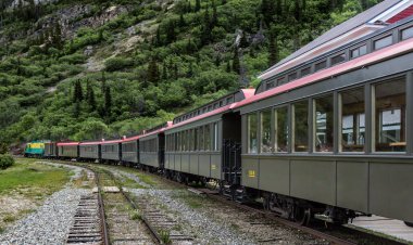 Beyaz Geçit ve Yukon Demiryolu Alaska 'daki Skagway' den Kanada 'daki Yukon Bölgesi' ndeki Carcross 'a giden trenin resmi..