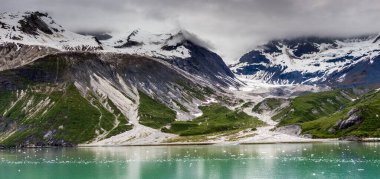 Kirli Buzul - Glacier Körfezi yakınlarındaki Alaska 'da çekilen bu fotoğraf, bir buzulun karadan aşınarak geçebileceği muazzam miktarda kaya ve enkazı gösteriyor..