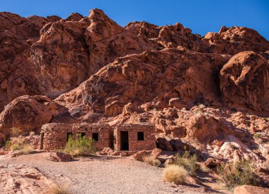 Kum Taşı Kulübeleri. Bu kumtaşı kulübelerini Nevada 'daki Ateş Vadisi Parkı' nda dolaşırken buldum. Ateş Vadisi, Las Vegas 'ın bir saat kuzeyinde.. 