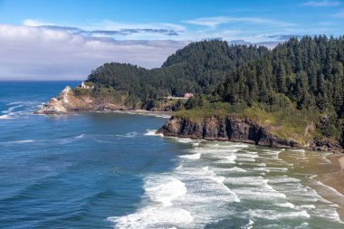 Oregon kıyısındaki Heceta Baş Feneri ve Kek Kumsalı