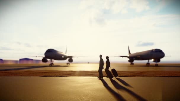 Silhouette Couple Walking Suitcase Runway Man Woman Travel Airplane Next — Vídeo de Stock