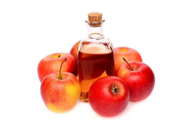 天然アップルサイダー酢 隔離された白い背景で 小さな瓶の中にリンゴに囲まれて — ストック写真