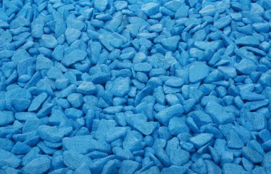 Küçük mavi taşlar. Yatay olarak. Arka plan, doku, duvar kağıdı. Büyük alan derinliği.