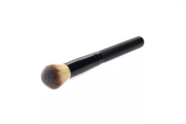 Кисть для макияжа. На изолированном белом фоне. С большой глубиной резкости.