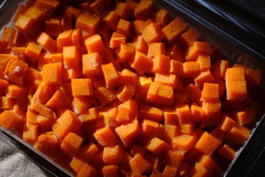 Olgun balkabağı küçük parçalara bölünmüş ve dondurulmuş. Hızlı pişirme, sağlıklı ve sağlıklı yemekler için. Vejetaryen yemeği..