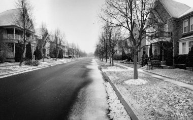Markham, Toronto, Kanada 'da kışın karla kaplı yerleşim yeri. Sıra sıra evler, çıplak ağaçlar ve sessiz bir atmosfer soğuk mevsimde Kanada 'nın tipik bir mahalle sahnesini oluşturur..