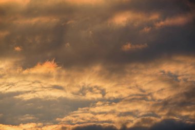 Kırmızı ve turuncu bulutlar