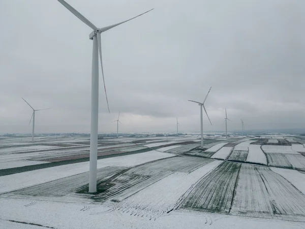 Kırsal alanda ilk kış karı - arka planda üst görünüm rüzgar türbini