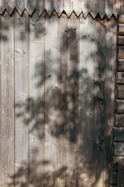 Ahşap doku- güneş tarafından aydınlatılmış eski ahşap tahtalar, görünür tahta düğümler.