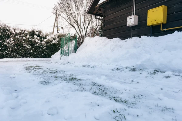 Evde büyük kar, gaz ve elektrik tesisatı var.