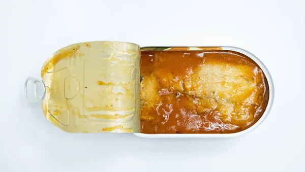 Balık, domates sosunda saklanır. Beyaz arka planda açık bir kutu.