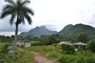 Küba kırsalındaki kırsal köy, arka planda mogotlar var.
