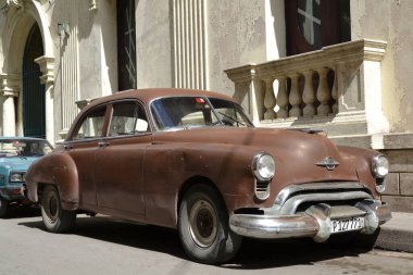 Santa Clara Cuba, 3 yıl önce 2014: Eski model ve kahverengi araba, klasik antika sokak
