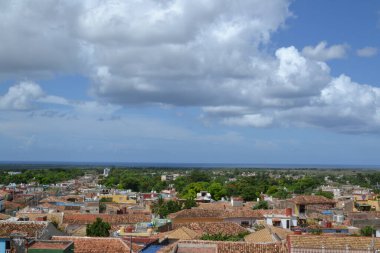 Cantero Sarayı 'nın tepesinden Trinidad' ın çatıları görünüyor.