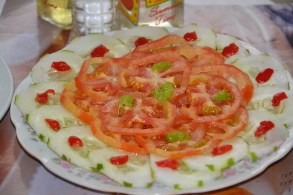 Salat Mit Roten Tomaten Und Grünen Gurken Scheiben Geschnitten — Stockfoto