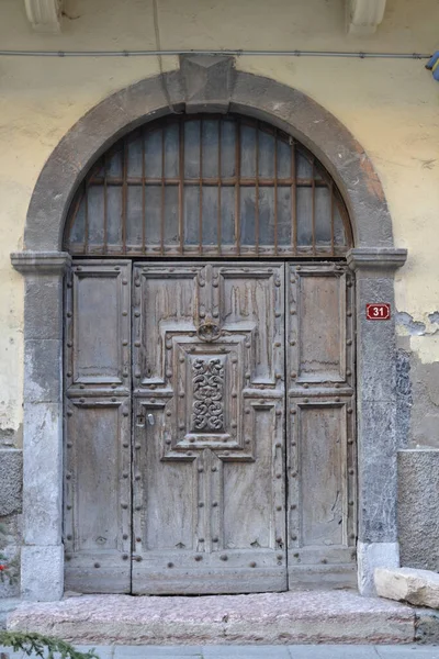 Παλιό Ξύλινο Σπίτι Πόρτα Στην Πόλη Της Βαρκελώνης — Φωτογραφία Αρχείου