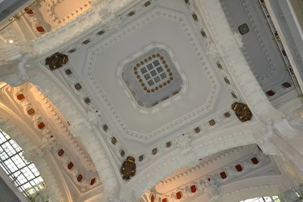 Beyaz Cibeles Sarayı tavanı