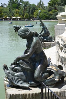 Madrid 'in el emeklilik parkında büyük bir gölet.