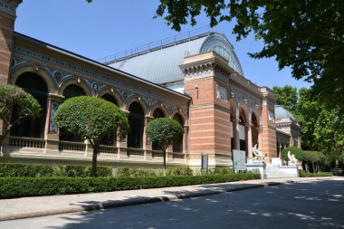 Madrid 'in El Etiro Parkı' ndaki Velzquez Sarayı