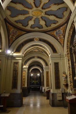 1748 'de tamamlanan Saint Joseph Kilisesi' nin iç mimarisi Madrid Barok tarzında merkezi bir nav ve iki yan koridoru olan Latin haçı şeklinde inşa edilmiştir..