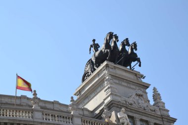 Madrid Calle Alcala 'daki tarihi bir binanın çatısında Las Cudrigas heykeli