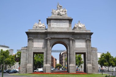 Toledo Kapısı, Madrid 'in eski geçitlerinden biri. İspanya 'nın bağımsızlığının onuruna zafer kemeri dikildi.