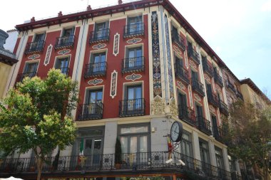 Plaza Mayor yakınlarında güzel yüzlü bir bina.. 