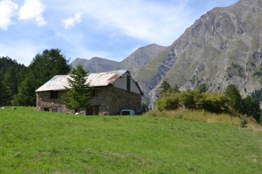 Yazın dağlarda taş ev