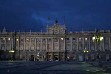Madrid Kraliyet Sarayı Cephanelik Meydanı Gün batımında