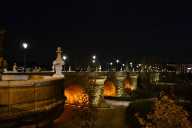 Madrid, İspanya, 27 Aralık 2015: Toledo Köprüsü, Madrid 'de ortaçağ taş köprüsü, gece fotoğrafları