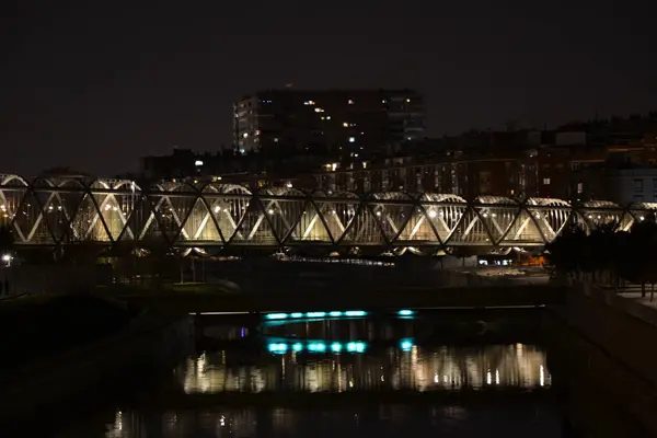 Çift katlı metal spiral koni şeklinde Arganzuela Köprüsü. Madrid Ro parkında yer almaktadır. Gece fotoğrafçılığı