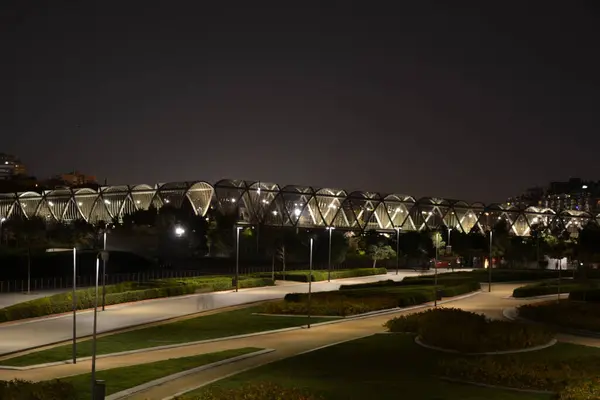 Çift katlı metal spiral koni şeklinde Arganzuela Köprüsü. Madrid Ro parkında yer almaktadır. Gece fotoğrafçılığı