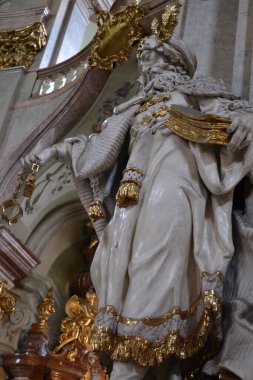 Mal Strana 'daki Aziz Niklas Kilisesi, Aziz' in büyük heykeli, beyaz ve yaldızlı