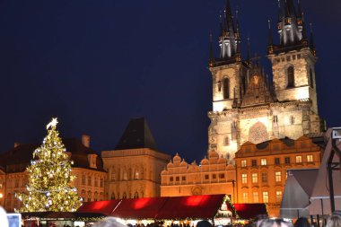 Eski kasaba meydanı, arka planda Noel ağacı ve Aziz Nicholas Kilisesi manzaralı.