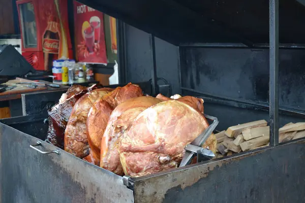 Büyük bir barbeküde kızarmış domuz.